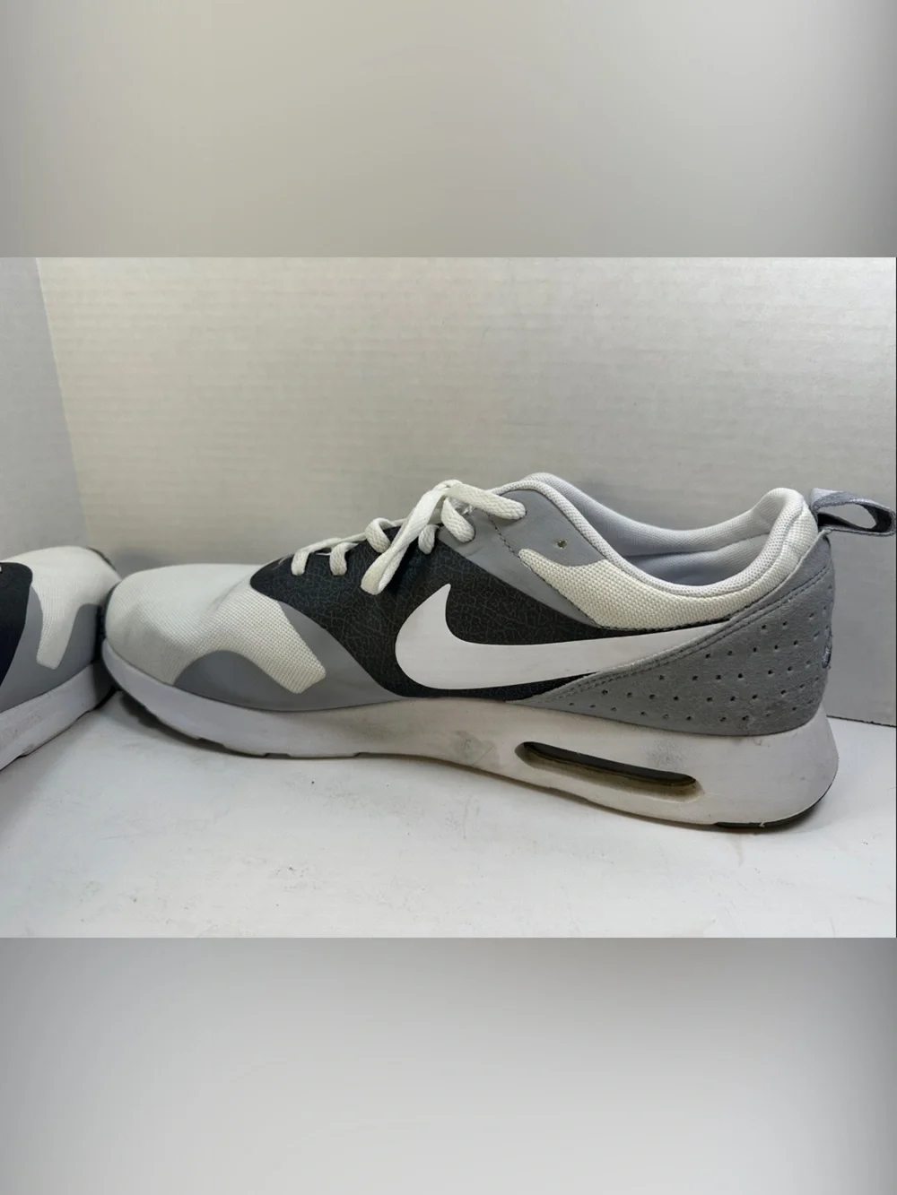 Nike Air Max Tavas Men’s Shoes Sneakers White and Gray Lightweight